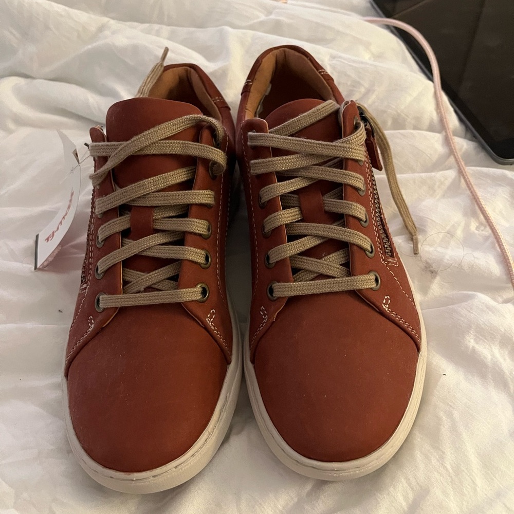 Clarks Women's brownish red